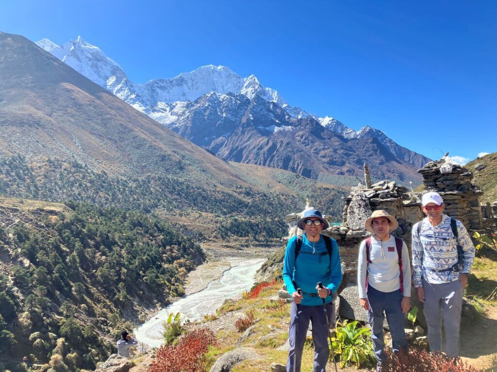 everest base camp and gokyo lakes trek april 2025