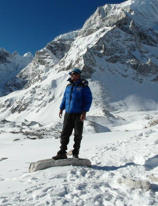 Trekking guide on Manaslu Circuit Trek